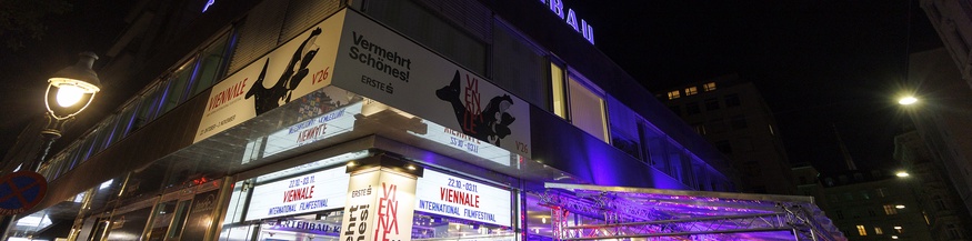 Viennale 2026: Eröffnung des Festivals, Menschen abends vor dem Gartenbaukino