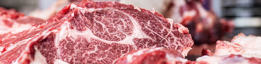Rindfleisch vom Wagyu-Rind wird zugeschnitten