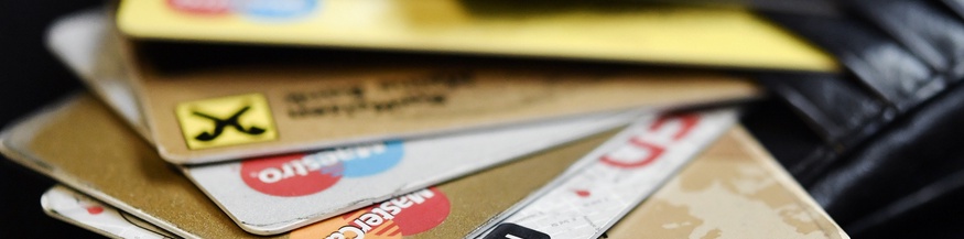 Kreditkarten und Bankomatkarten in einer Geldbörse