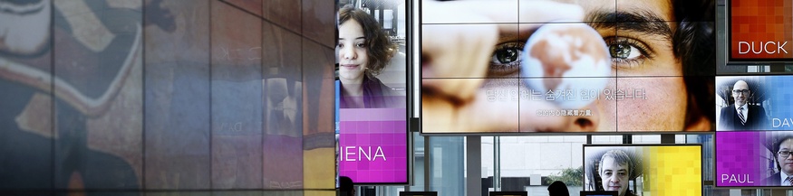 Screens neben einem Samsunggebäude in Südkorea