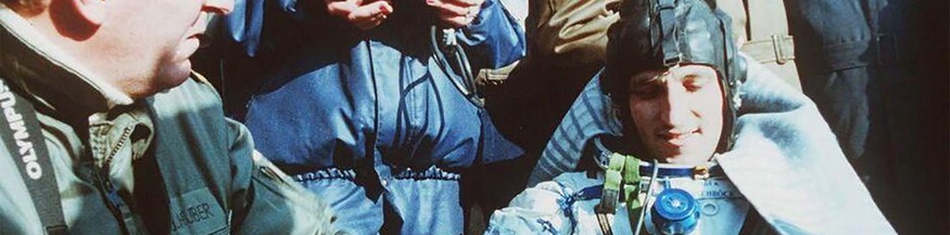 Franz Viehböck und sein betreuender Arzt Joachim Huber nach der Landung der Sojus TM-12 1991 in Kasachstan