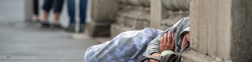 Obdachloser schläft auf der Straße in Irland