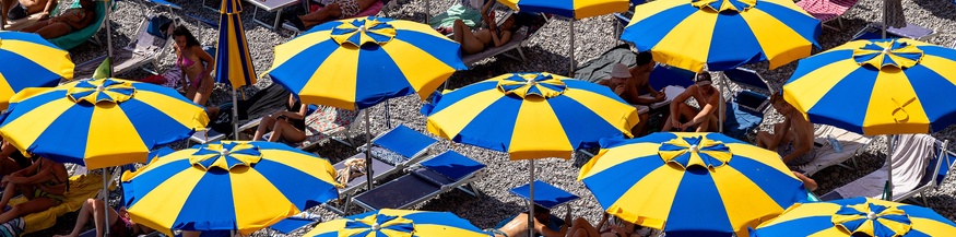 Ein Strand mit vielen Sonnenschirmen an der Amalfiküste