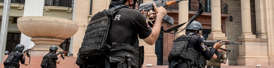 Polizeikommando vor der Provinzversammlung des Punjab in Lahore
