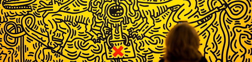 "Aids" von Keith Haring, von einer Frau betrachtet