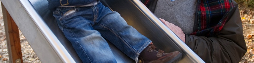 Großvater mit Enkel bei einer Rutsche