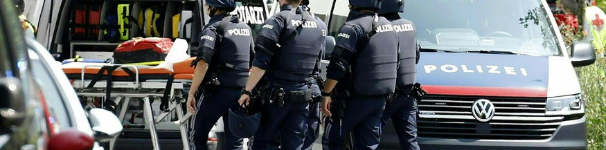 Polizei und Rettung in Graz auf der Straße nach Amoklauf in Schule