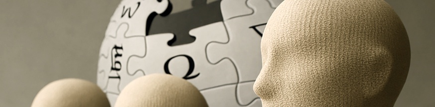 Gesichtslose Schaufensterpuppen mit Wikipedia-Puzzle-Ball im Hintergrund, Erstellt mit Hilfe von ChatGPT (DALL·E von OpenAI)