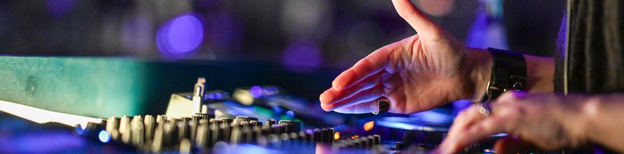 Berliner DJane in einem Musikclub