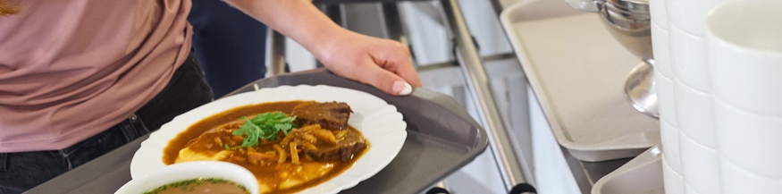 Schulessen: Essen auf dem Tablett