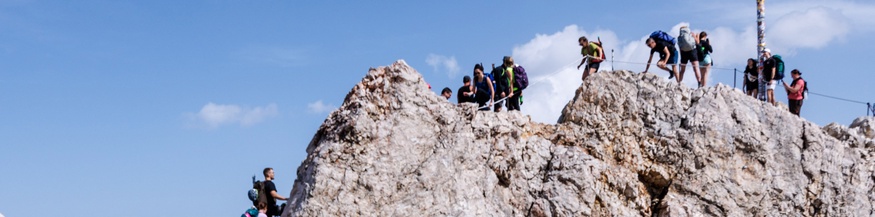 Alpine Kletter:innen auf der deutschen Zugspitze, Gipfelkreuz