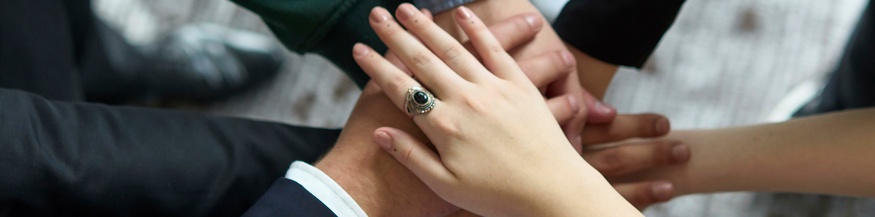 Hände übereinander