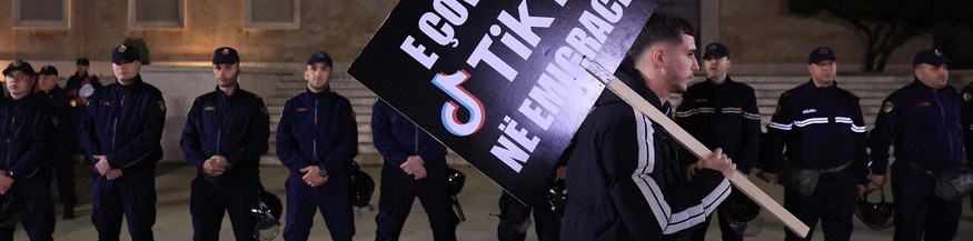 Demonstrant mit Protestschild in Albanien