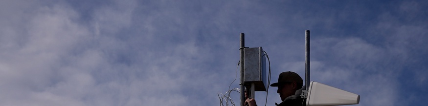 Mann bei der Installation eines Cloud-Seeding-Elements
