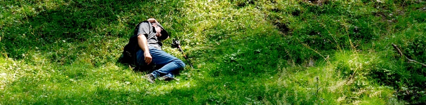 Jorge E. López liegt neben einem Teich oberhalb des Weilers Schachnern (Gemeinde Heiligenblut)