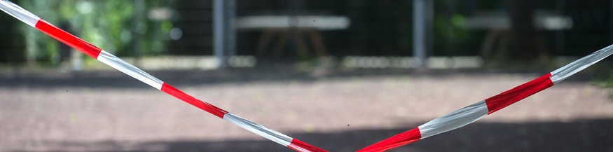Absperrband vor Fußballplatz