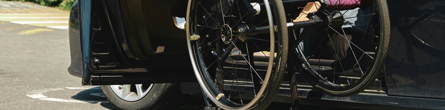 Rollstuhlfahrer und sein Auto