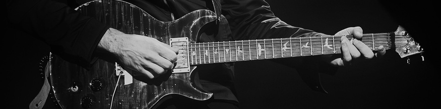 Peter Rom hält Gitarre