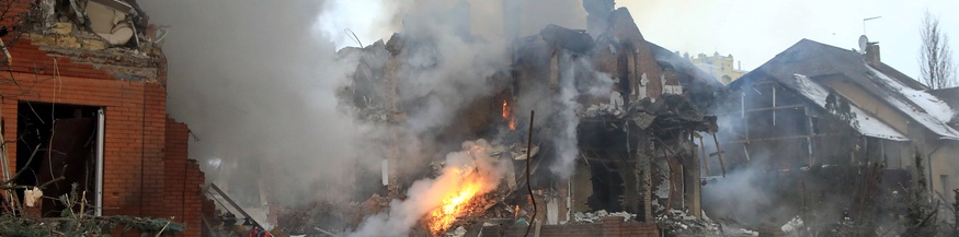 Zerstörte Straßenzeile in der Kiewer Region, Ukraine