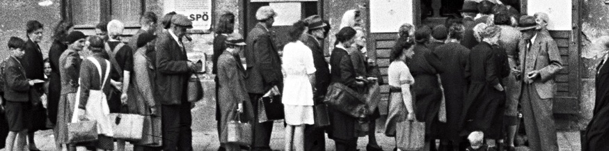 Nachkriegswien: Menschenschlange beim Anstellen von Obst und Gemüse, um 1946