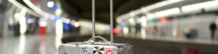 Reisekoffer am Bahngleis