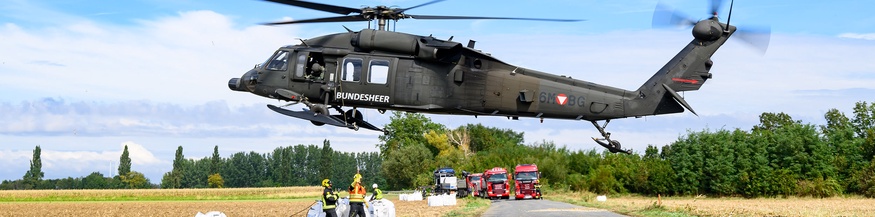 PICTUREDESK.COM/FOTOKERSCHI/WERNER KERSCHBAUMMAYR Ein S-70 "Black Hawk" unterstützt in der Marktgemeinde Atzenbrugg, Bezirk Tulln, bei der Sicherung eines brechenden Damms