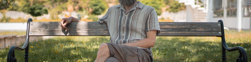 Foto: Clemens Setz auf einer Parkbank