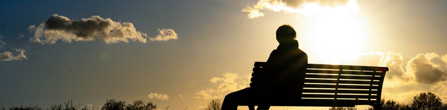 Einsame Person auf einer Bank