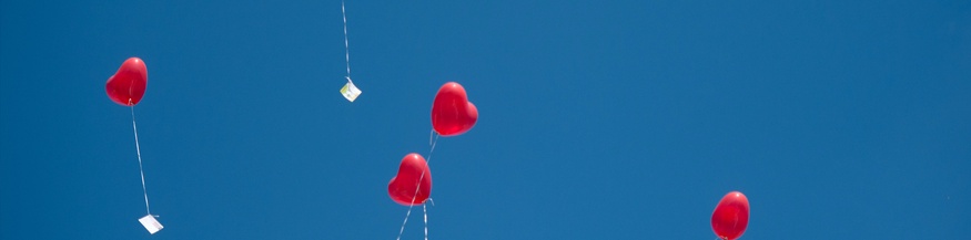 Liebesbriefe angebunden an herzförmige Ballons steigen in den Himmel