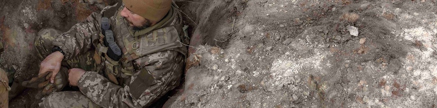 Ukrainischer Soldat in einem Schützengraben