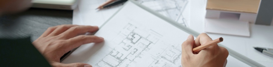 Eine Frau plant Architektur