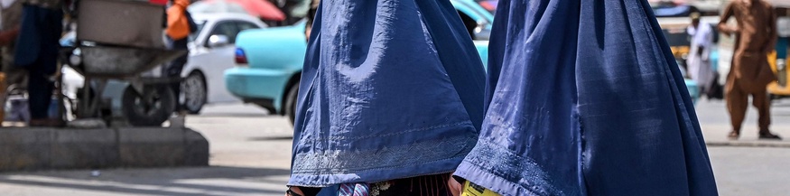 Zwei verhüllte Frauen in Dschalalabad