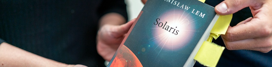 Zwei Menschen halten das Buch Solaris