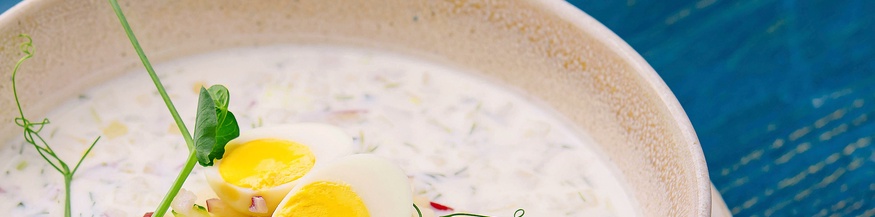 Kalte Joghurtsuppe mit Eier-Hälften dekoriert