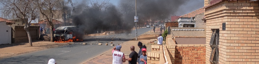 Brennendes Minibus-Taxi in Soweto