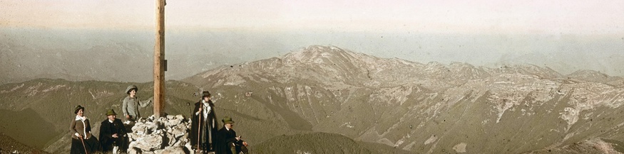 Blick vom Gipfel des Ötschers auf den Dürrenstein. Niederösterreich. Handkoloriertes Glasdiapositiv. 1909