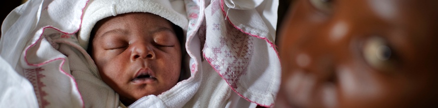 Junge Mutter mit Baby in Uganda