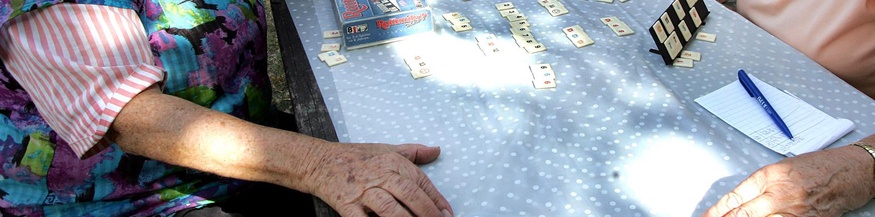 Ältere Damen beim Spielen 