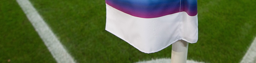Regenbogenfahne auf dem Fußballfeld