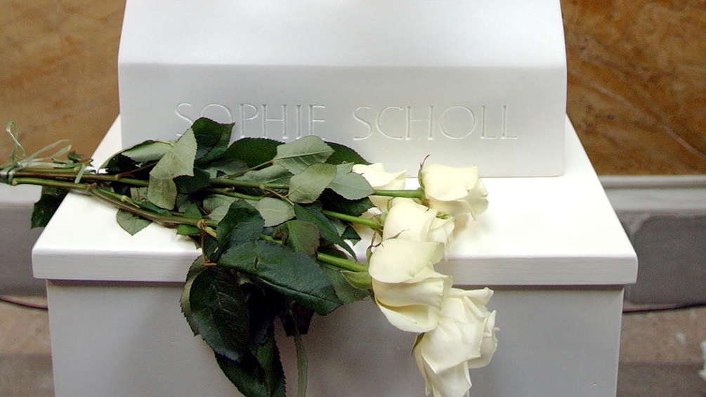 Sockel der Sopie-Scholl-Büste mit weißen Rosen
