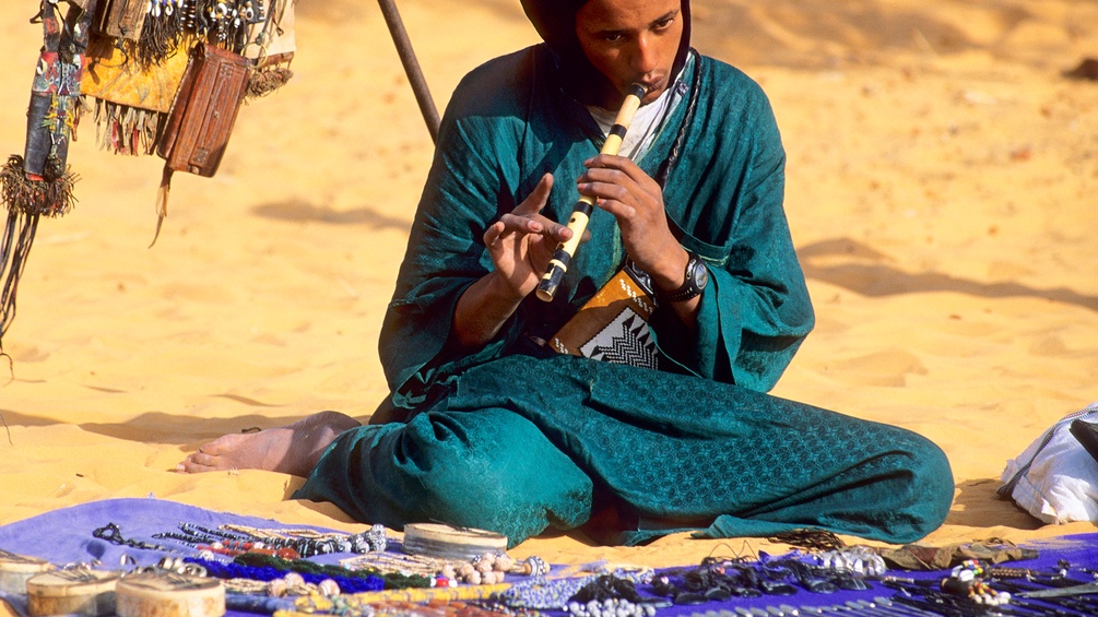 PICTUREDESK.COM/CHROMORANGE/STRIGL Tuareg spielt Flöte