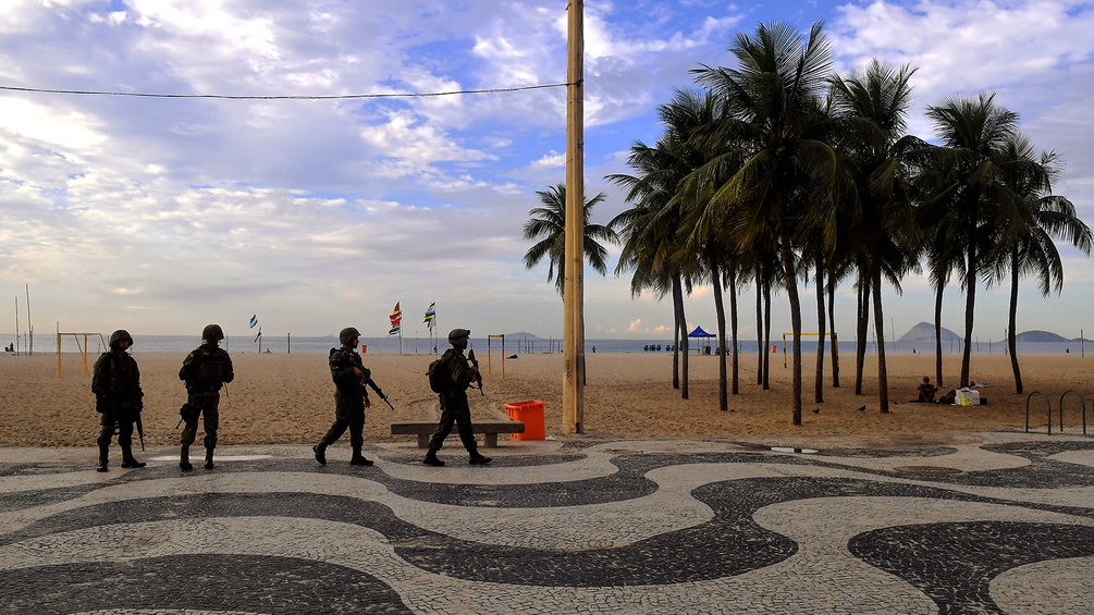 APA/AFP/CARL DE SOUZA Militärstreife auf der Copacabana