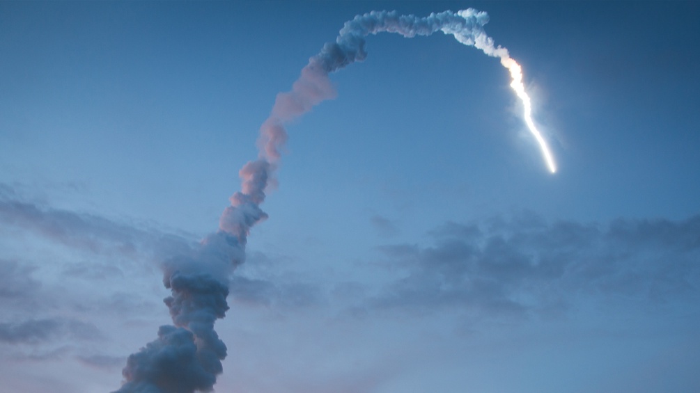 Eine Ariane 5 Rakete wird abgeschossen und hinterlässt ihre Spuren im Himmel.