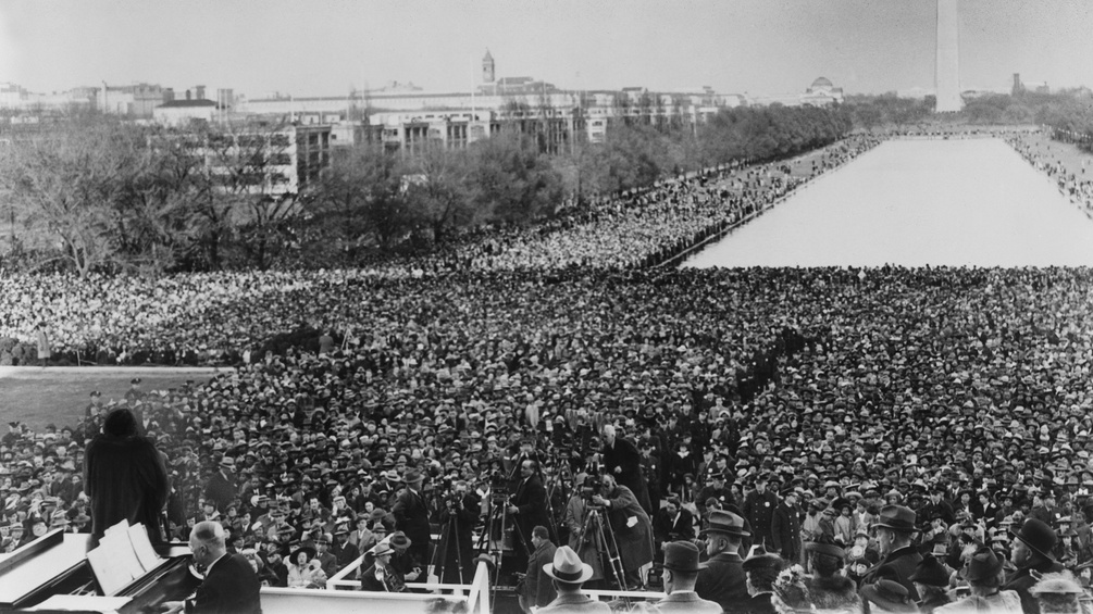 Marian Anderson (1897–1993), (unten links), während ihres historischen Konzerts auf den Stufen des Lincoln Memorials, als sie am Ostersonntag, dem 9. April 1939, vor einer Menge von Tausenden von Menschen singt.