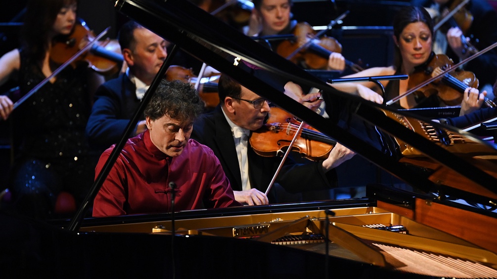 Der Pianist Paul Lewis und das BBC Symphony Orchestra & Chorus.