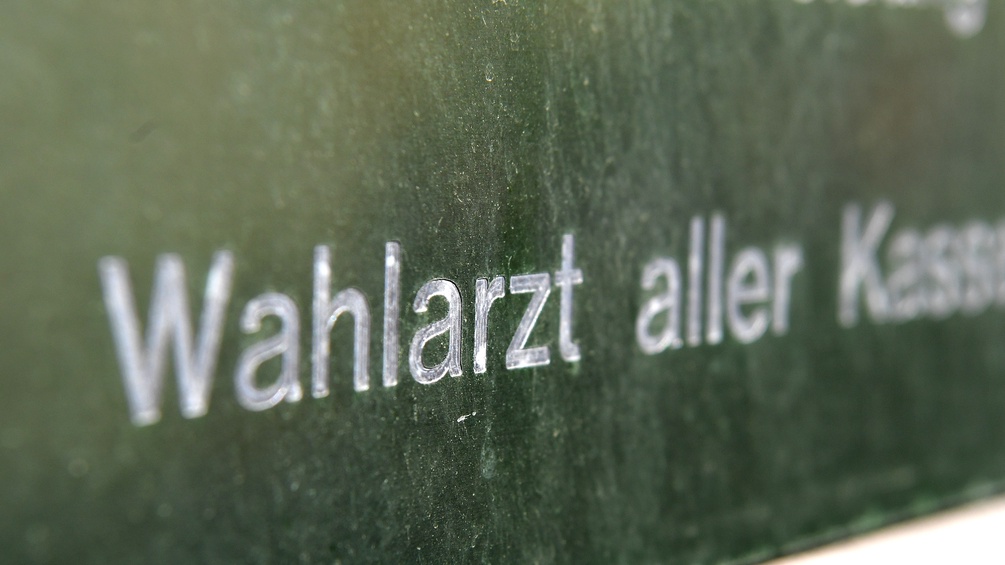 ROLAND SCHLAGER/APA/PICTUREDESK.COM Wahlarzt Schild
