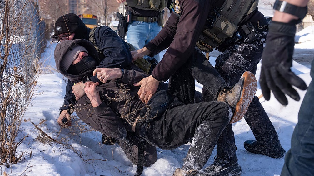 ICE-Agenten greifen einen Demonstranten an, Minneapolis