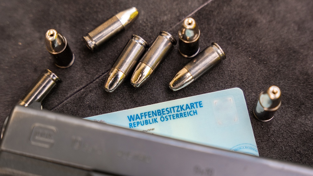 Waffenbesitzkarte mit Waffe und Munition 