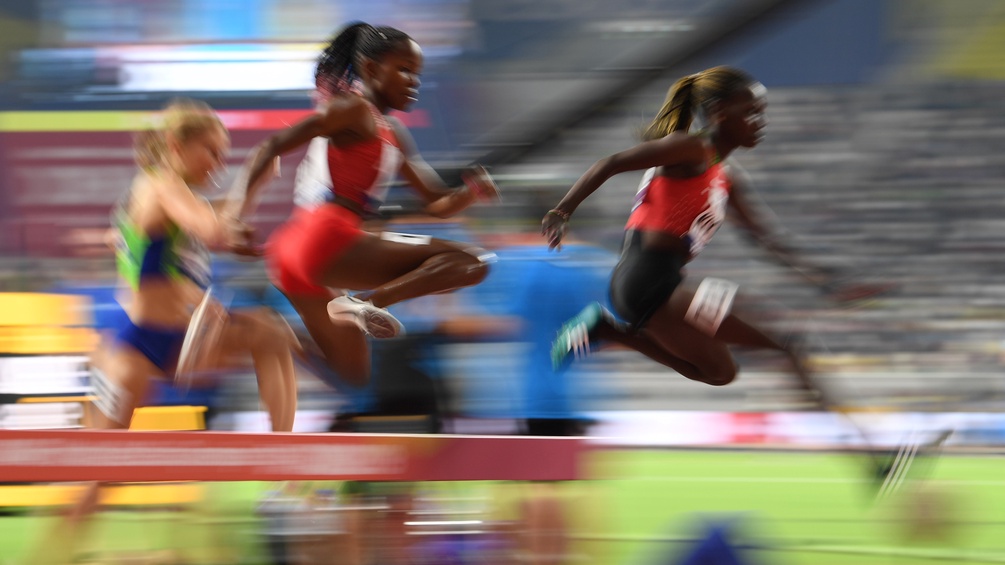 APA/AFP/JEWEL SAMAD Frauen beim Hürdenlauf