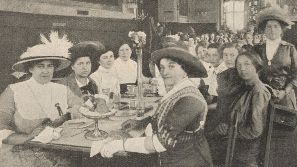 "… beim Frühstück im Café Prückel". Teilnehmerinnen der Internationalen Frauenstimmrechtskonferenz in Wien, in: "Österreichs Illustrierte Zeitung", 22. Juni 1913